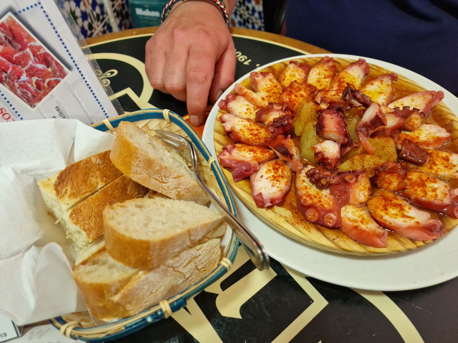 Plato de pulpo a la gallega sobre patatas, con pimentón y aceite de oliva