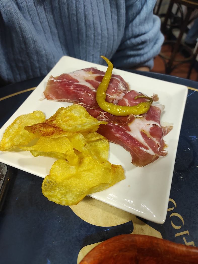 Gambas a la plancha servidas en cazuela de barro