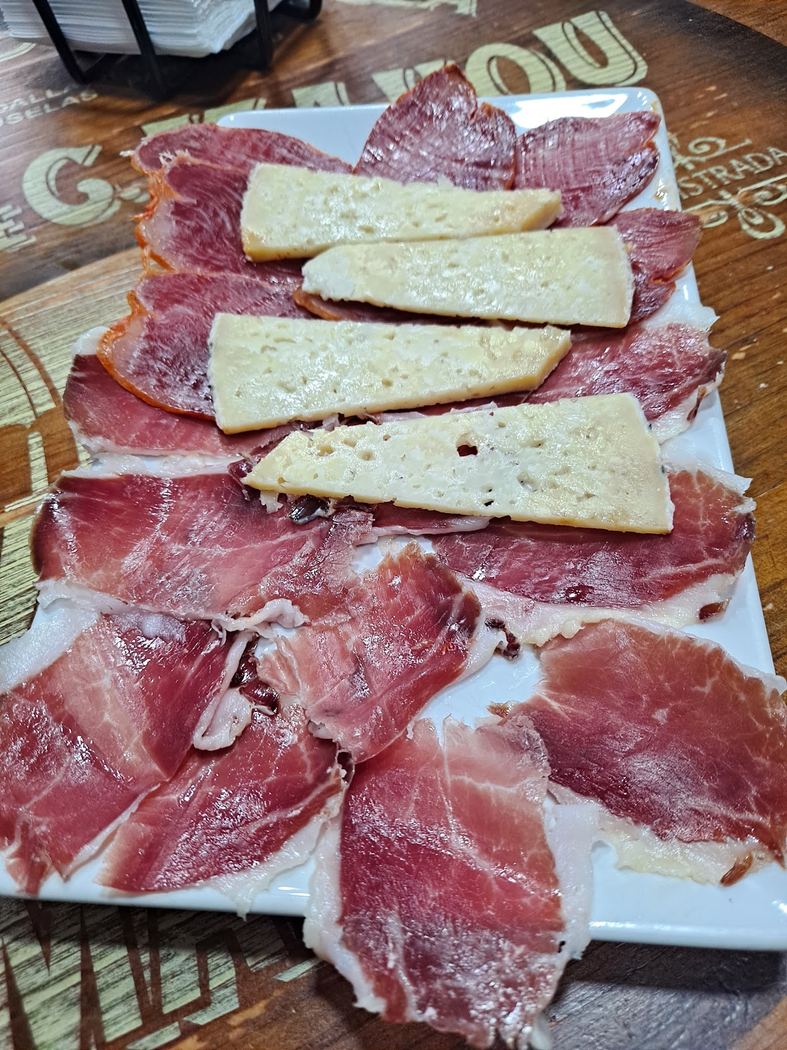 Tabla de embutidos con cecina de León, chorizo y lomo